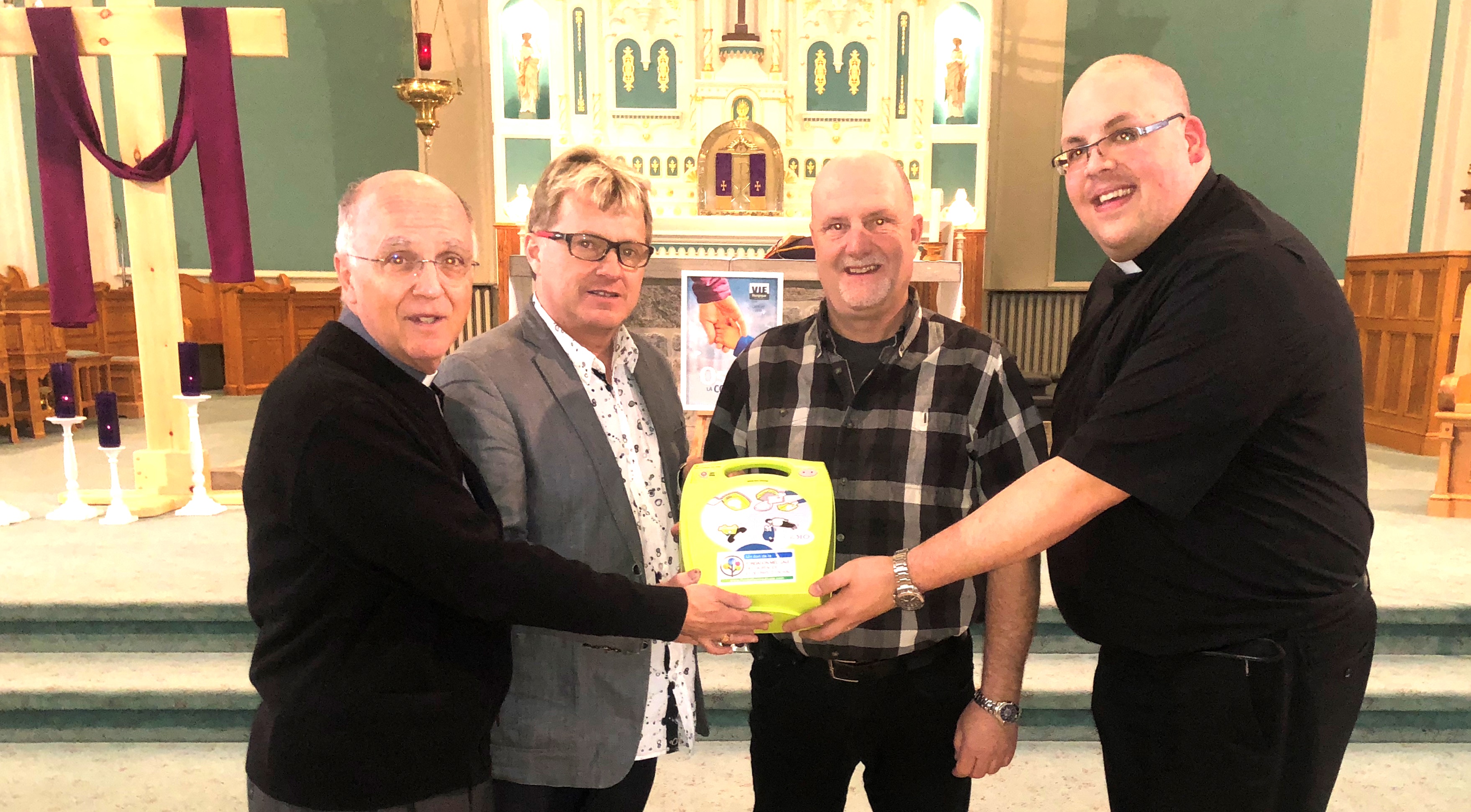 Caption
In the photo, from left to right, Father Marc Richer, Daniel Desjardins, Executive Director of the Fondation médicale des Laurentides et des Pays-d’en-Haut, Jacques Legault, son of the deceased, and Father Steven St-Amour.